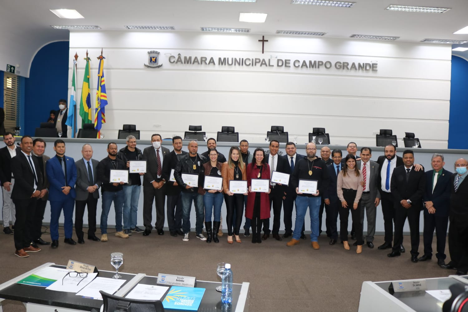 Em sessão com seis projetos aprovados, Carlão fala do papel de legislar e fiscalizar dos parlamentares e do reconhecimento a profissionais.