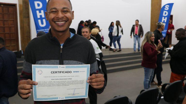 PREFEITURA ENTREGA CERTIFICADOS DE CAPACITAÇÃO PROFISSIONAL PARA 84 ALUNOS.