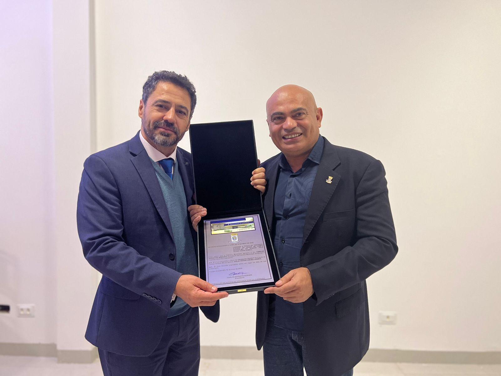 Ronilço Guerreiro entrega título de visitante ilustre para Secretário Especial da Receita Federal que participa de eventos na Capital.
