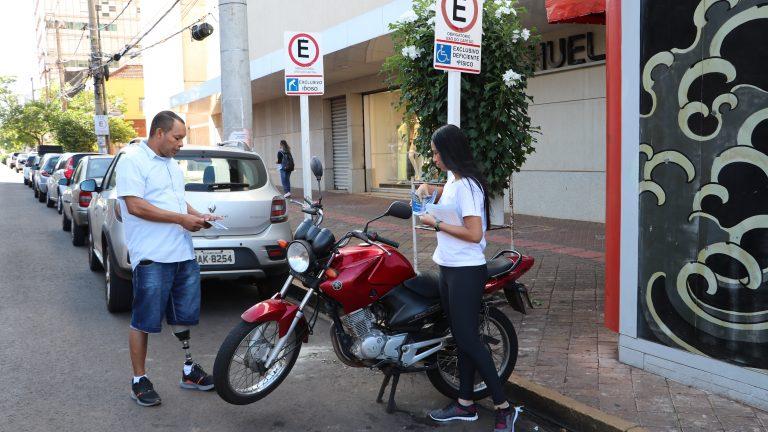 SDHU PROMOVE AÇÃO SOBRE RESPEITO A VAGA DE ESTACIONAMENTO PARA PESSOAS COM DEFICIÊNCIA.