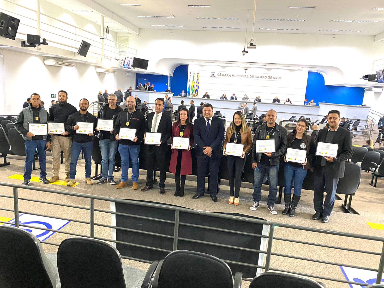 Vereador Silvio Pitu homenageia policiais civis.