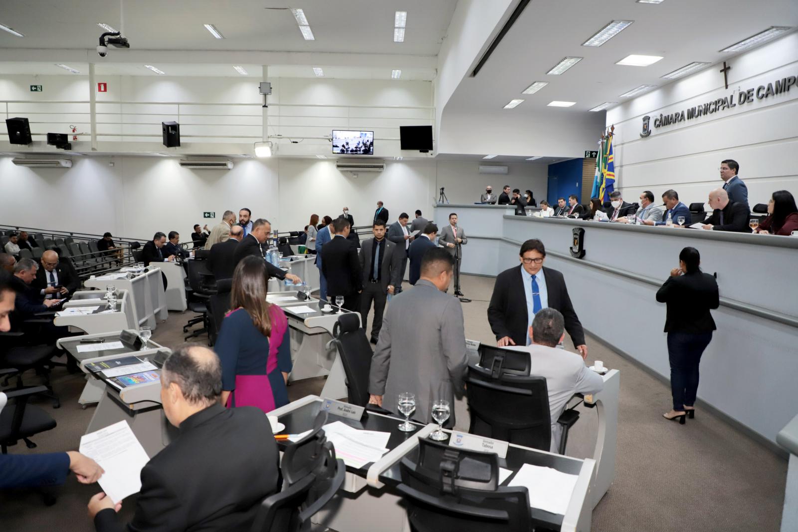 Vereadores aprovam 10 projetos, derrubam um veto e mantêm outro na sessão desta quinta-feira.
