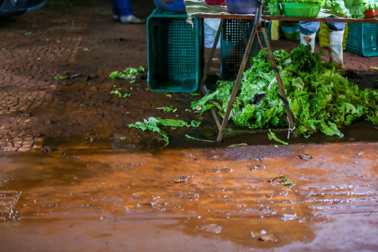Chuva causa transtorno com lama invadindo calçada e barracas da Feira da Orla Morena e Ronilço Guerreiro cobra providências.