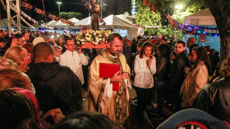 MISSA CAMPAL MARCA O ÚLTIMO DIA DO ARRAIAL DE SANTO ANTÔNIO NA PRAÇA DO RÁDIO.