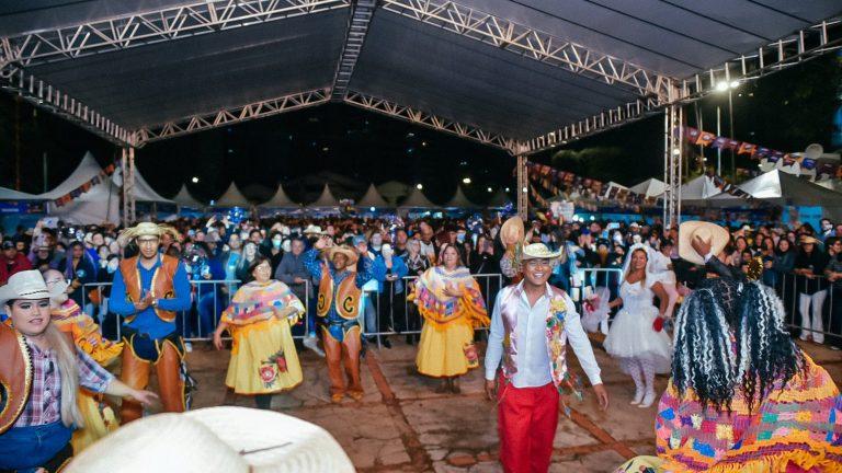 NOITE FRIA NÃO INTIMIDA CAMPO-GRANDENSES E ARRAIAL ATRAI MILHARES DE PESSOAS NO PRIMEIRO DIA.