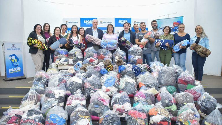 PREFEITA RECEBE PEÇAS DE FRIO ARRECADADAS POR SERVIDORES DA SEGES.
