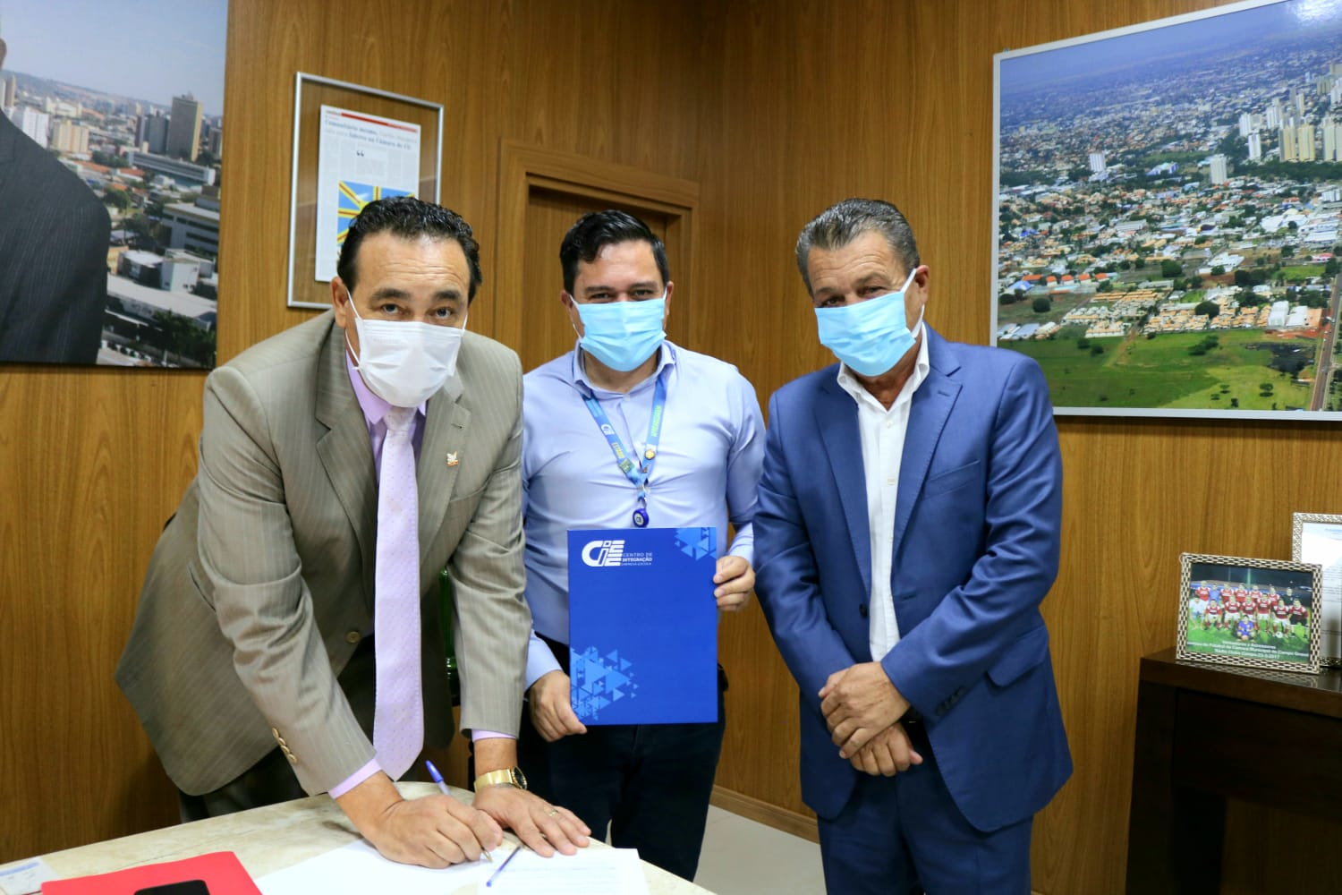Presidente e 1º secretário da Câmara assinam renovação do Termo Aditivo com CIEE para Programa de Estágio.