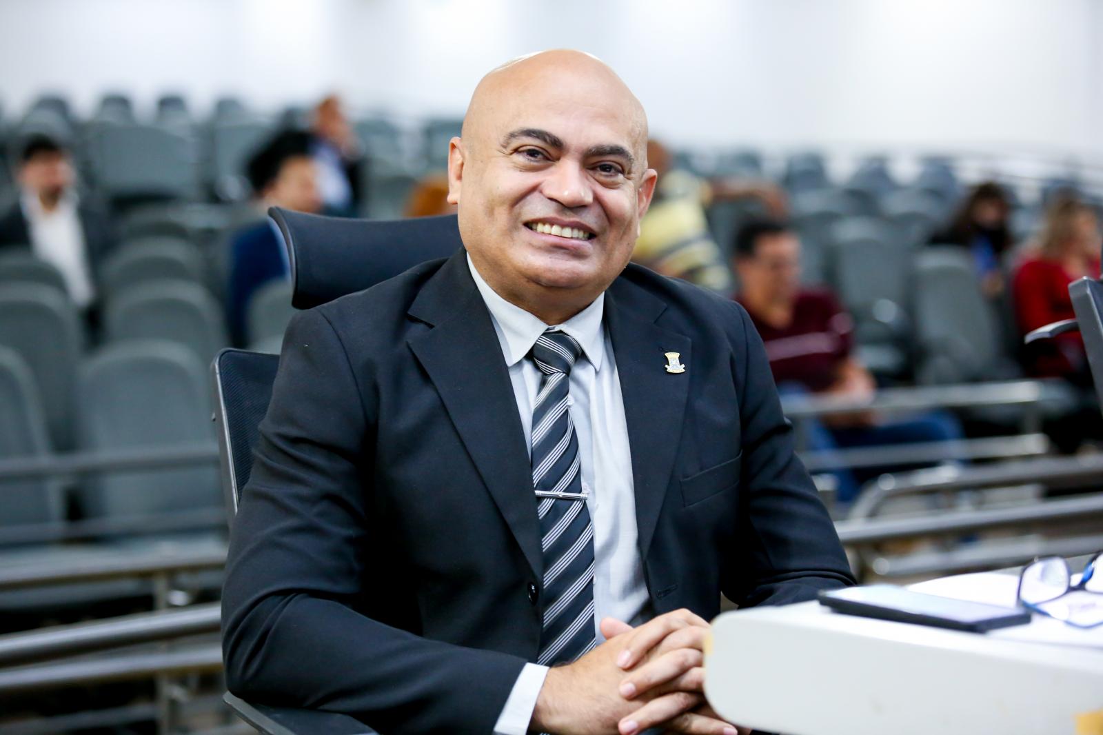 Ronilço Guerreiro quer que empresas conveniadas com o município comprovem contratação de jovens aprendizes e pessoas com deficiência.