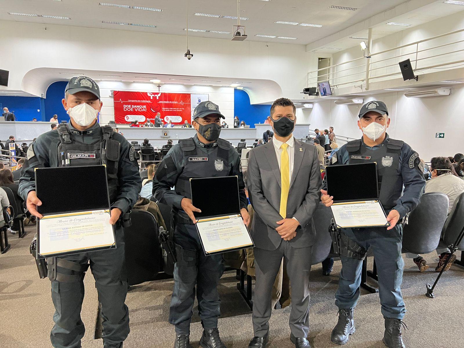 Tiago Vargas homenageia policiais militares com Moção de Congratulação na Câmara Municipal.