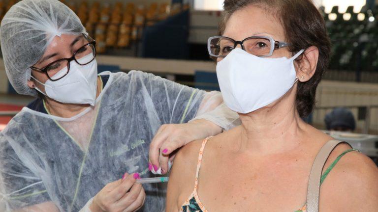 VACINAÇÃO CONTRA A COVID-19 E INFLUENZA SEGUE DISPONÍVEL NESTA SEGUNDA-FEIRA.
