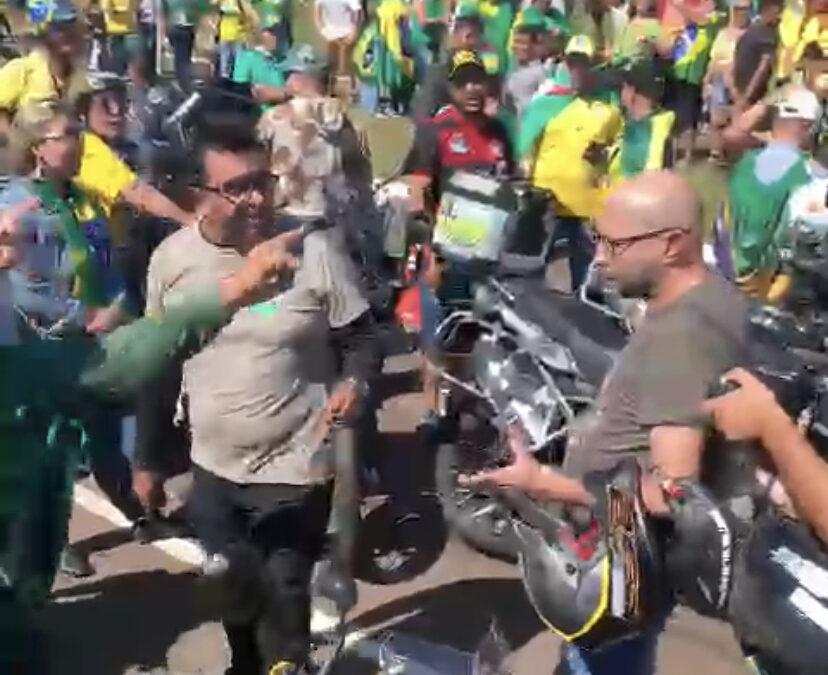  Marqueteiro de Riedel é hostilizado em motociata para Bolsonaro.