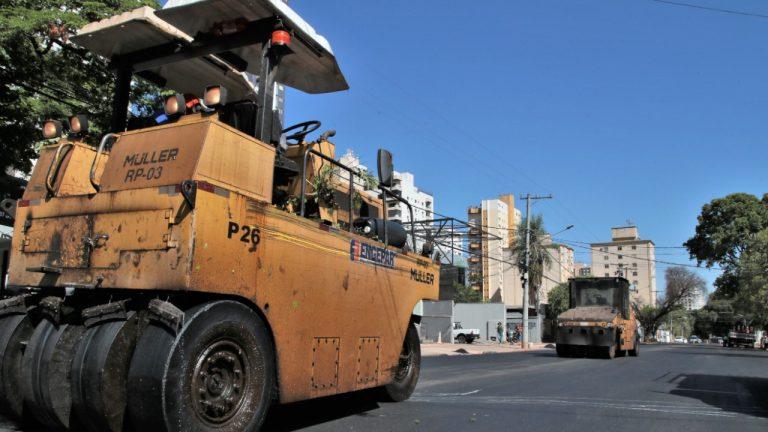 COM 20KM DE RECAPEAMENTO PRONTOS NO CENTRO, SERVIÇO SERÁ ESTENDIDO A RUA 13 DE JUNHO.