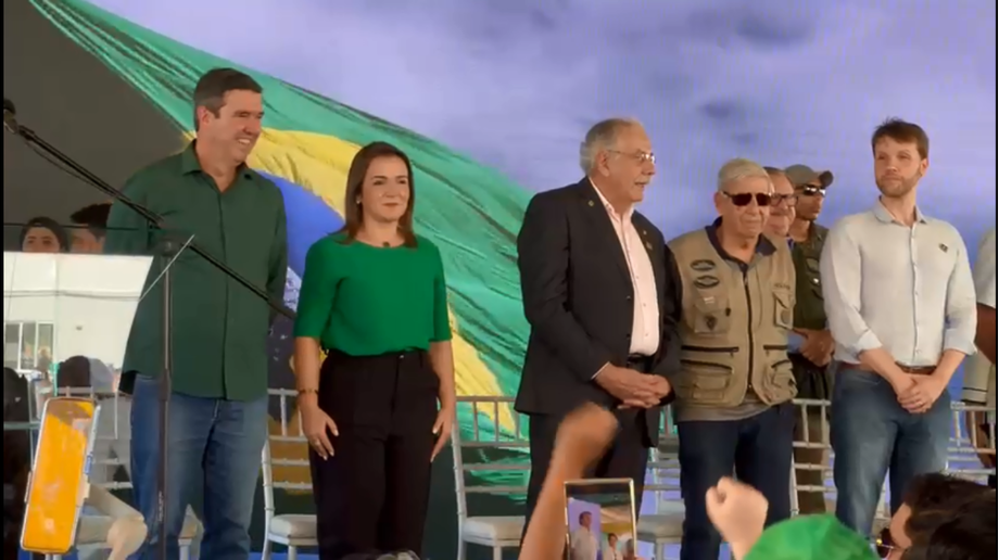 Não colou! Riedel tenta pegar carona em evento, amarga gritos de Marquinhos e ouve resposta desagradável de Bolsonaro.