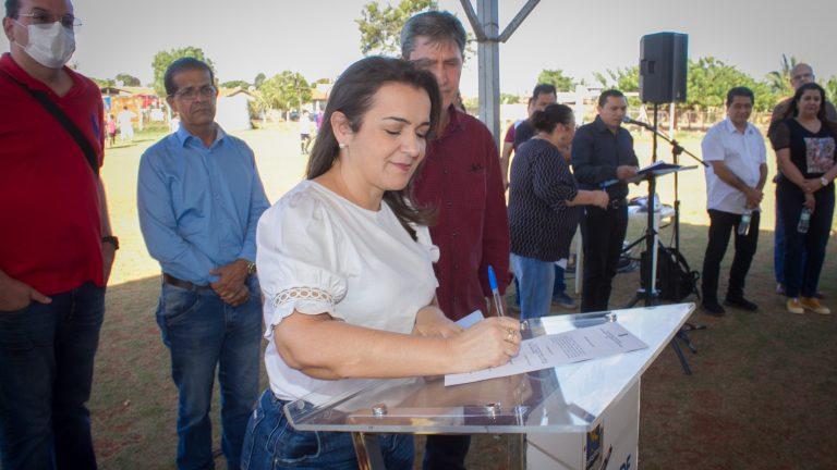 PREFEITA ASSINA ORDEM DE SERVIÇO E EM 10 DIAS COMEÇA 1ª ETAPA DO ASFALTO DO JARDIM CENTENÁRIO.