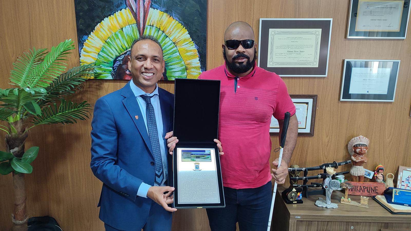Vereador Junior Coringa concede 1ª título de visitante ilustre em Braile da Câmara Municipal.