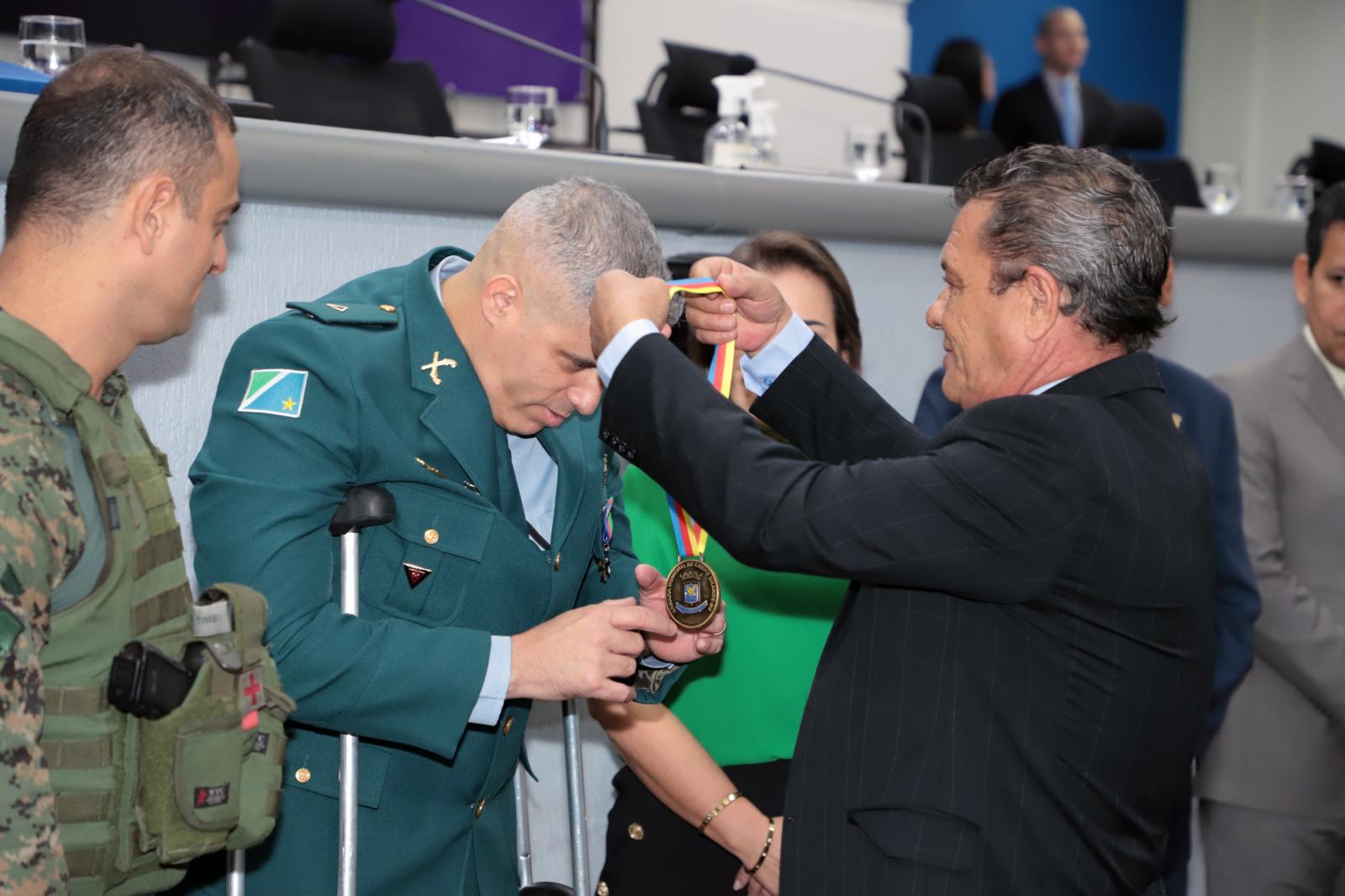 Vereador Delei Pinheiro entrega honraria para policial do Bope pelo destaque no combate à criminalidade no MS.