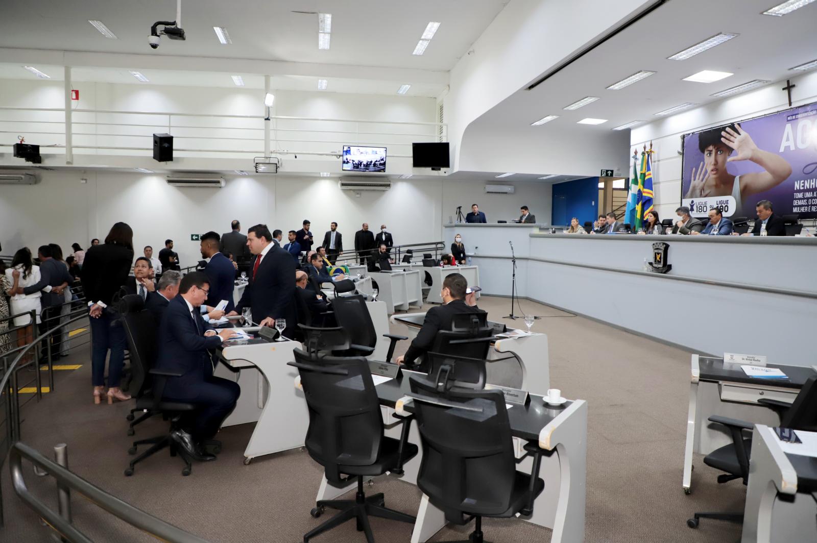 Vereadores votam três projetos na sessão desta quinta-feira.
