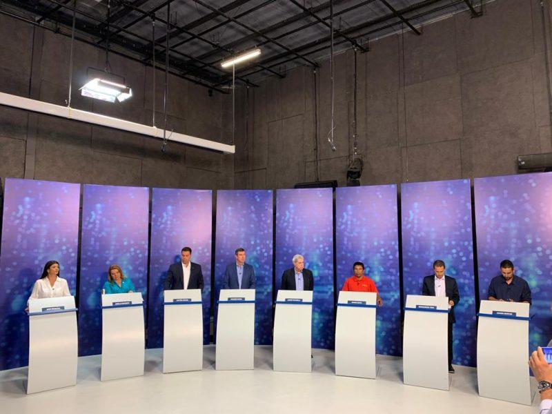 Debate tem clima quente entre André e Marquinhos, promessa de zerar ICMS da luz e desabafo de candidato sobre ser índio em MS.