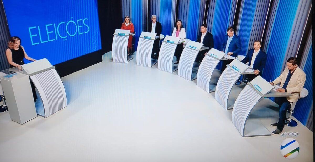 lta de impostos, corte de 25 mil famílias, redução de salários e mamata também marcam confronto.