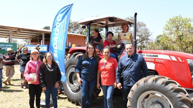 PREFEITURA ENTREGA EQUIPAMENTOS PARA DESENVOLVER A AGRICULTURA FAMILIAR EM ASSENTAMENTOS.