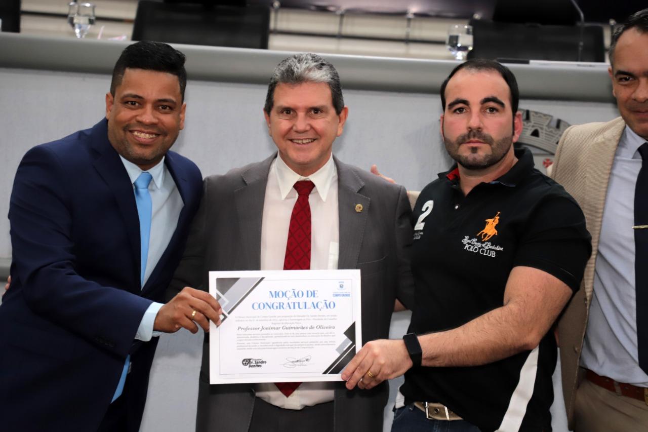 Professor João Rocha parabeniza os Profissionais de Educação Física em sessão.