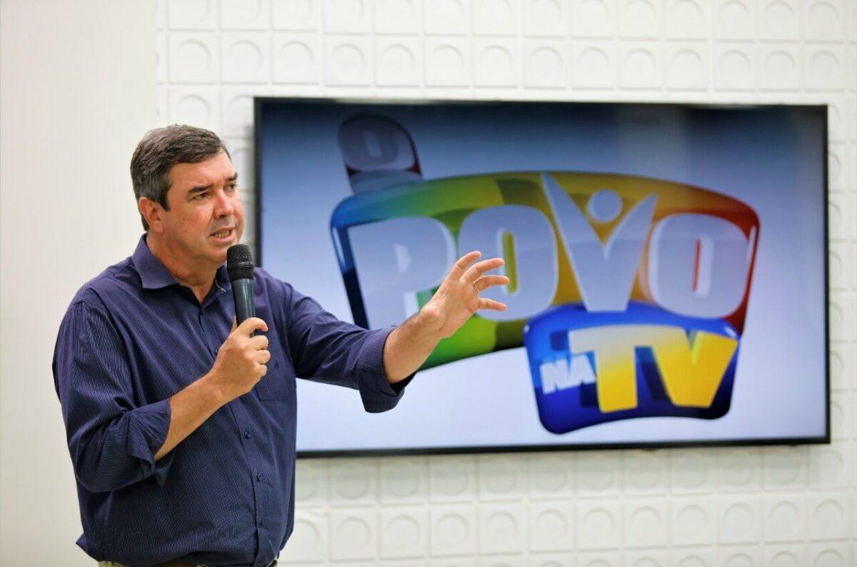 Eduardo Riedel promete ampliar número de escolas em tempo integral e inclusão digital.