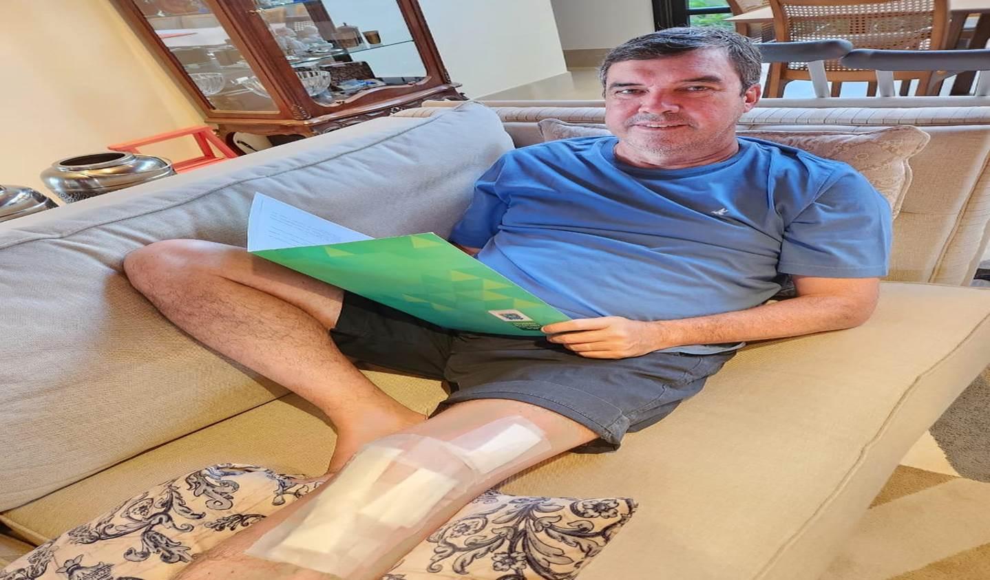 Em casa após cirurgia, governador eleito diz que próxima fase é a fisioterapia.