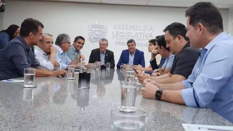 Eduardo Riedel visita Assembleia em busca de apoio para projeto de reestruturação no governo de MS