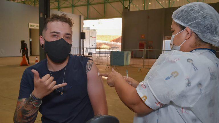 IDADE É ATUALIZADA E SEGUNDO REFORÇO PASSA A SER APLICADO EM PESSOAS DE 25 ANOS OU MAIS.