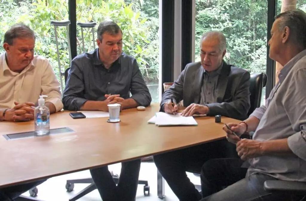 Reinaldo Azambuja, junto com o novo Governador eleito Eduardo Riedel,  vai destinar R$ 25 milhões para 