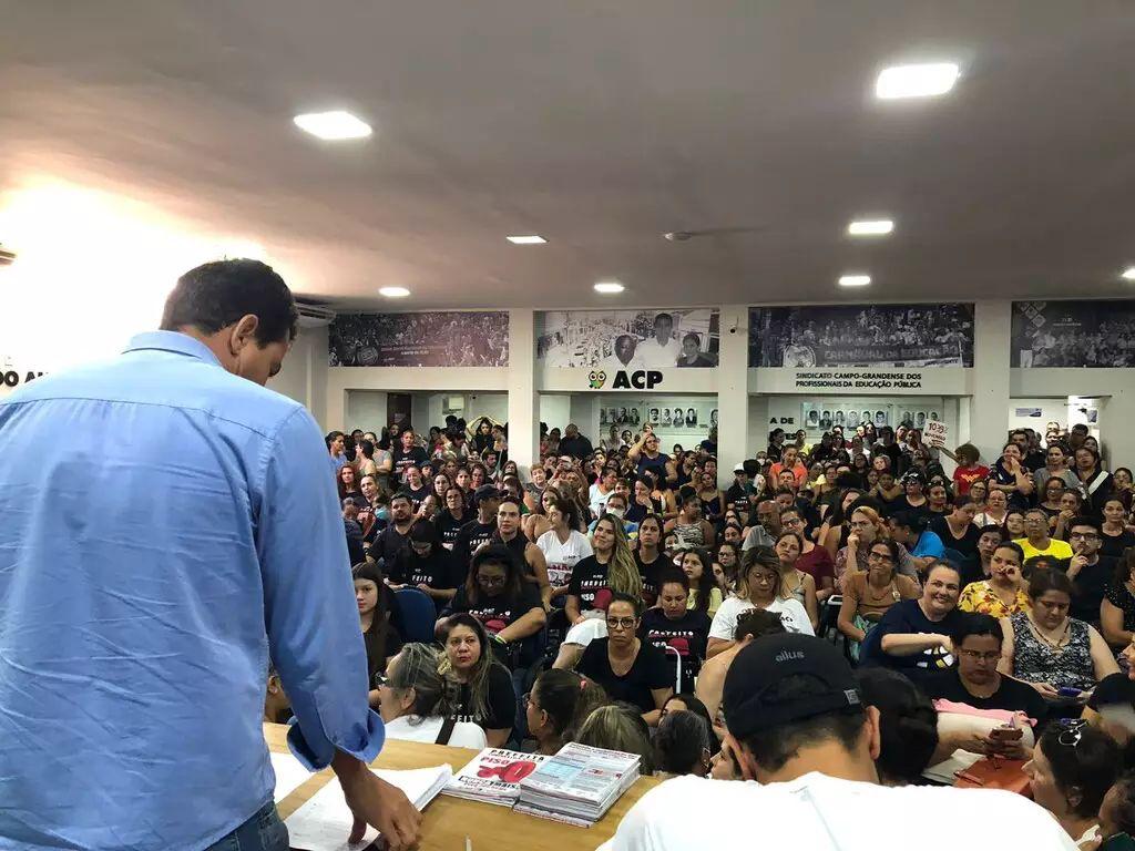 Prefeitura quer multa de R$ 100 mil por dia caso professores iniciem greve
