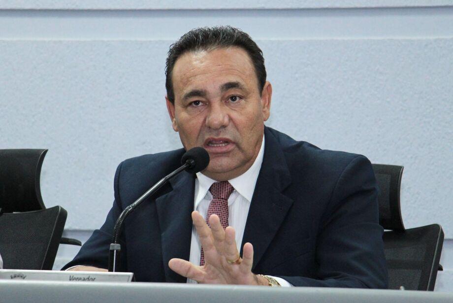 Sem dinheiro para professores, Câmara fica “sem clima” para aprovar aumento de até 159% aos privilegiados.