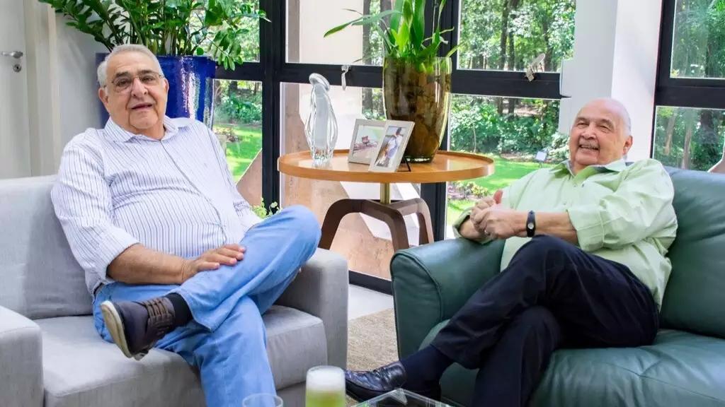 Caciques da política conversam em tempos de poder em jogo.
