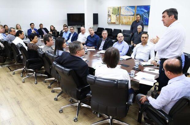 Eduardo Riedel define prazo para entrega de contratos de gestão durante reunião com secretariado
