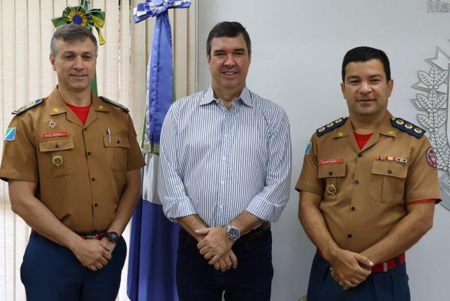 Eduardo Riedel empossa novo comandante e sub-comandante do Corpo de Bombeiros