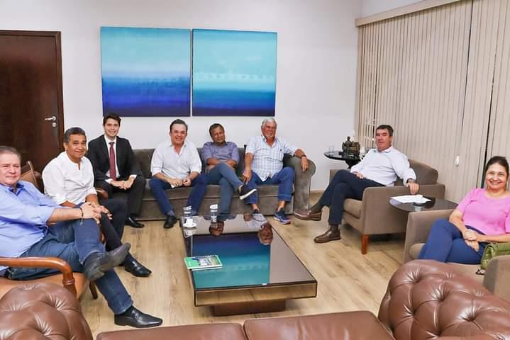 O Governador Eduardo Riedel não cede secretaria, mas PT recua e apoiará Governo em troca de cargos no 2º escalão.