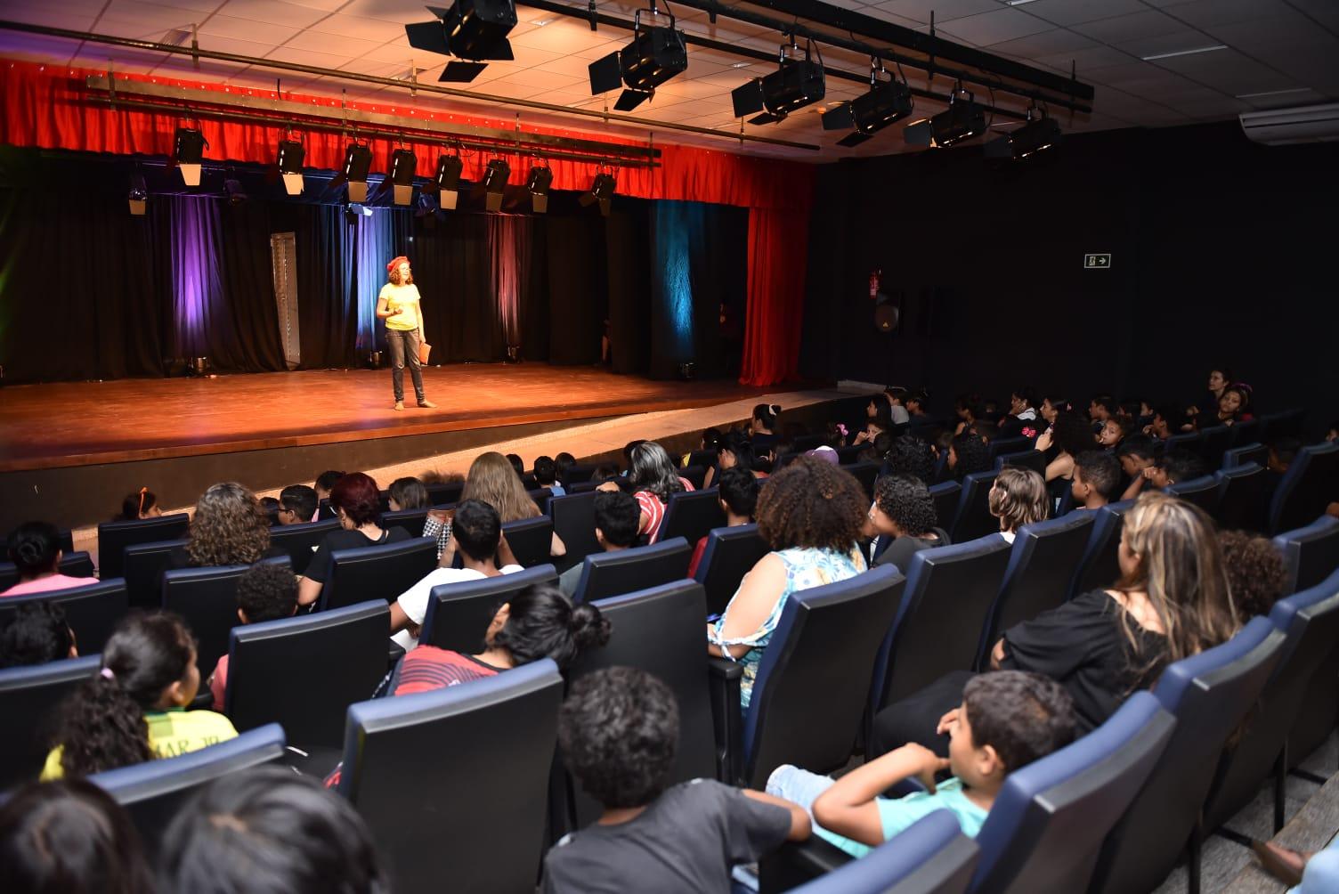 PREFEITURA INAUGURA SALA DE LEITURA E DE TEATRO NO JARDIM NOROESTE .