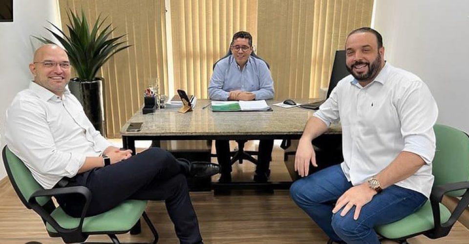 Vereador Professor Juari alinha pauta da educação com secretário estadual.
