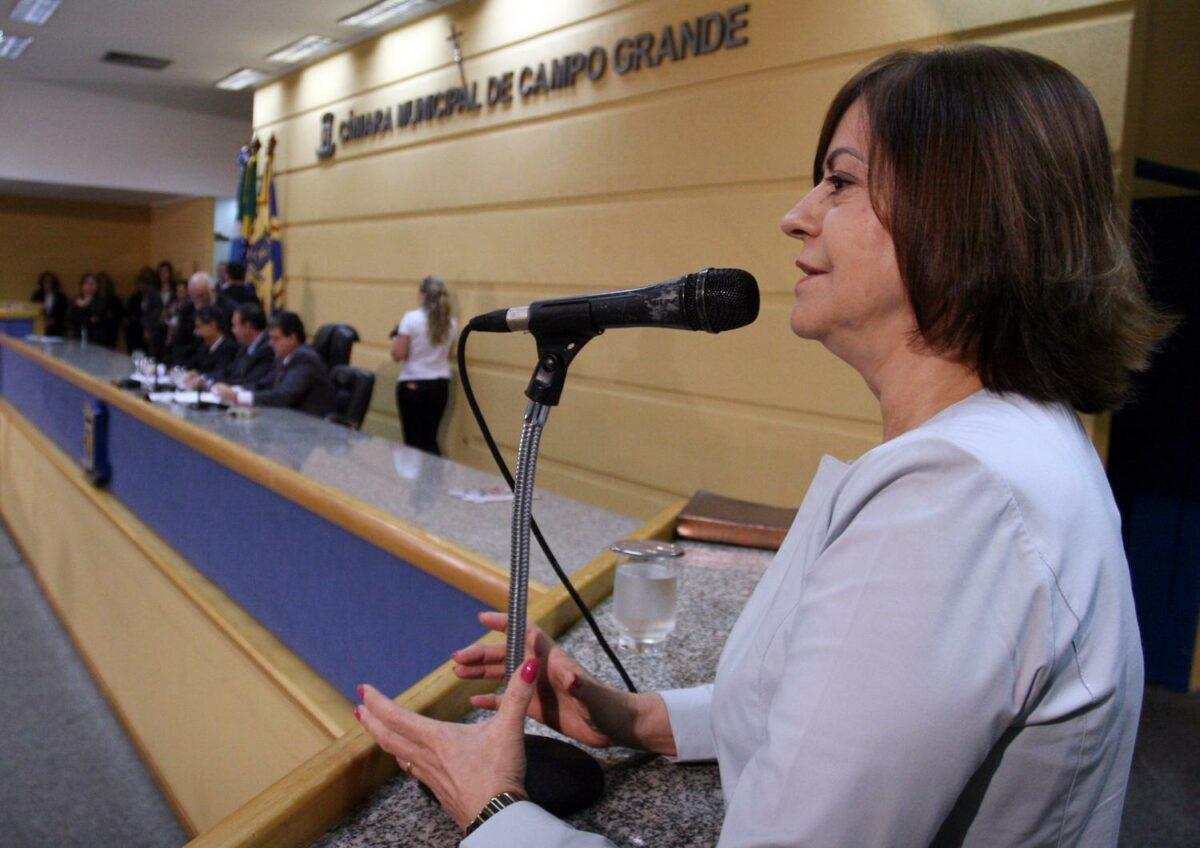 Condenada por improbidade, ex-vereadora ganha salário de R$ 9,4 mil como assessora de Carlão.