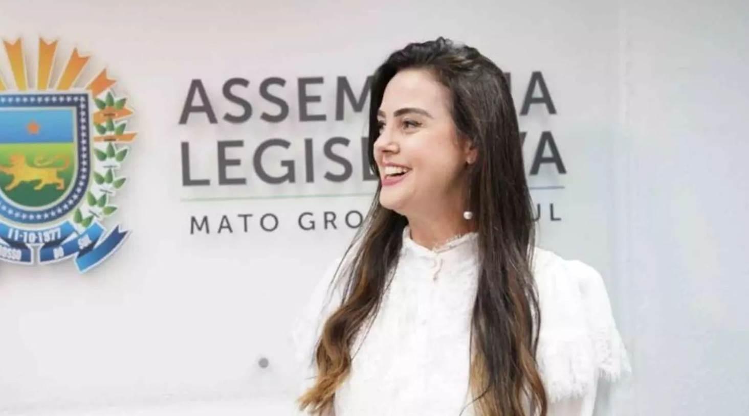Mara Caseiro comemora posse de nova deputada e cobra igualdade de direitos para mulheres.