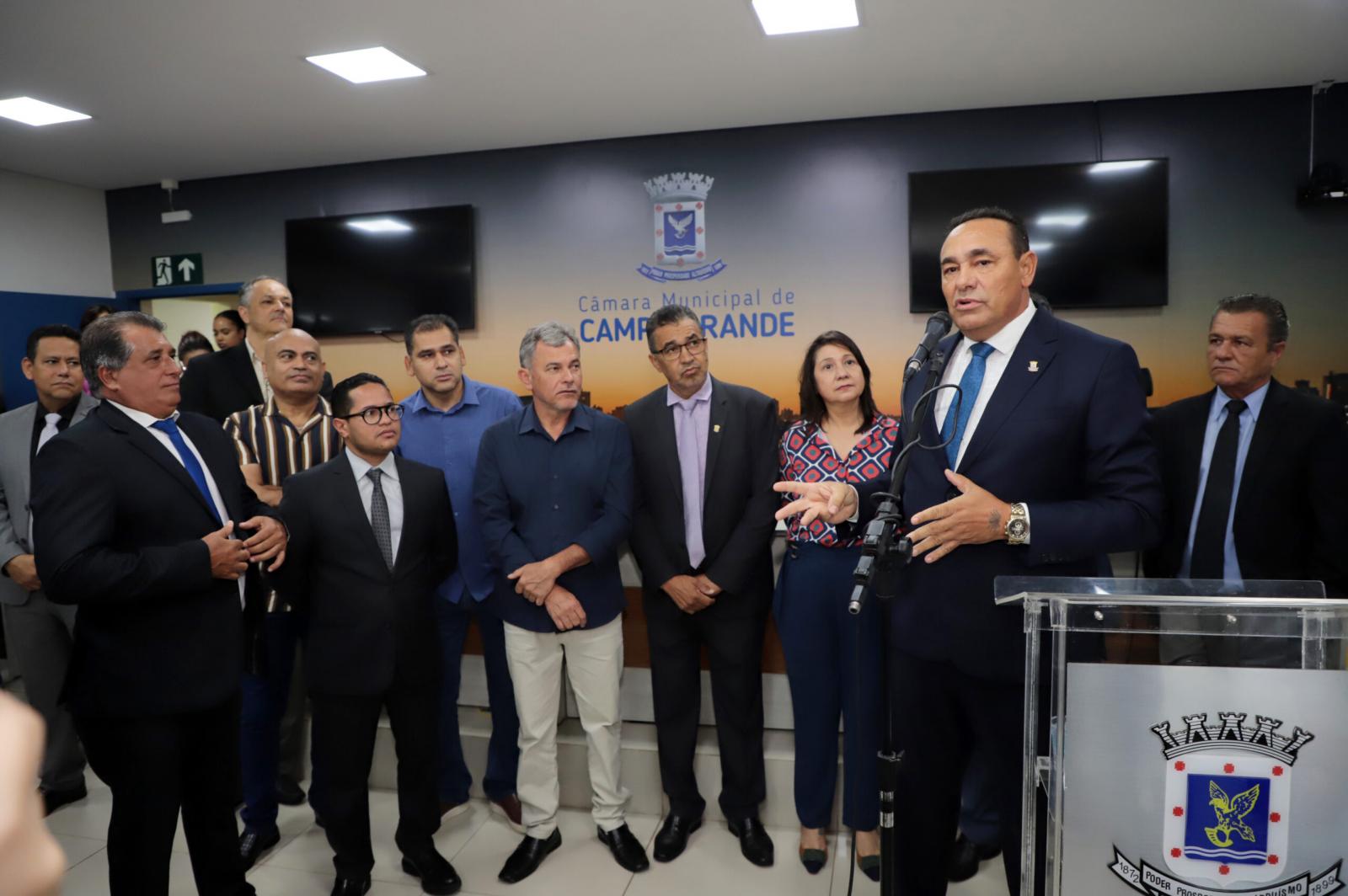 Presidente Carlão empossa novos vereadores destacando perfil popular do Poder Legislativo e o tratamento igualitário da Mesa Diretora.