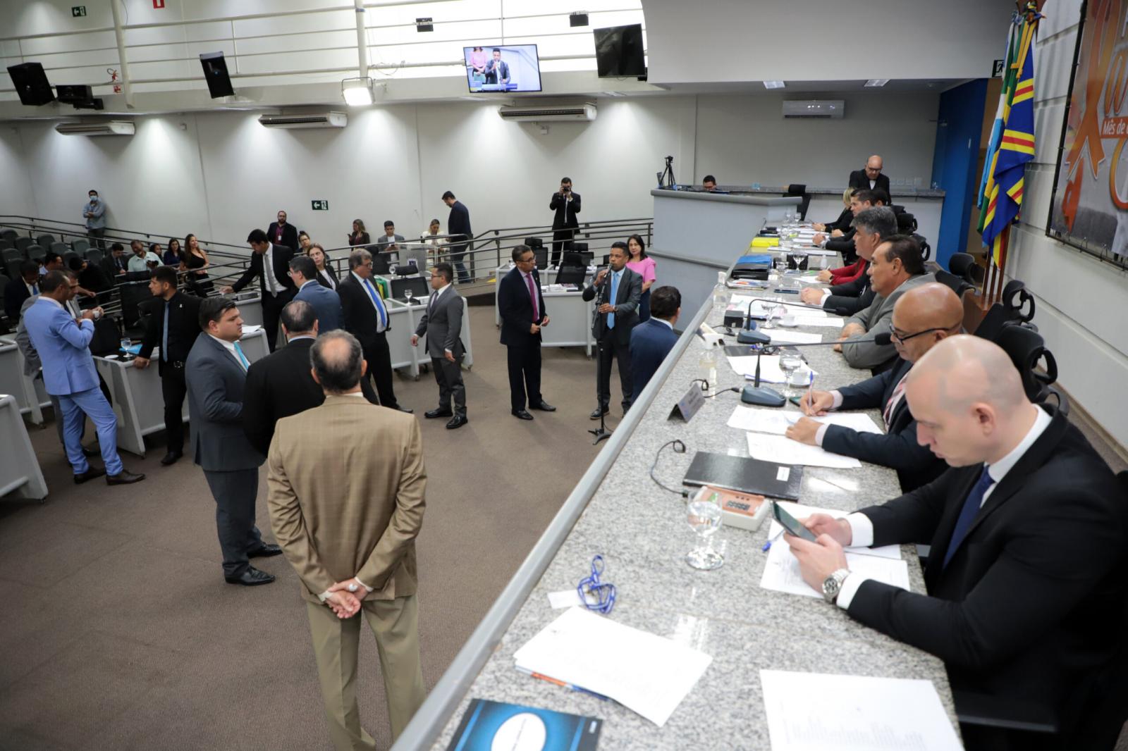 Vereadores analisam três projetos de lei na sessão desta quinta-feira.