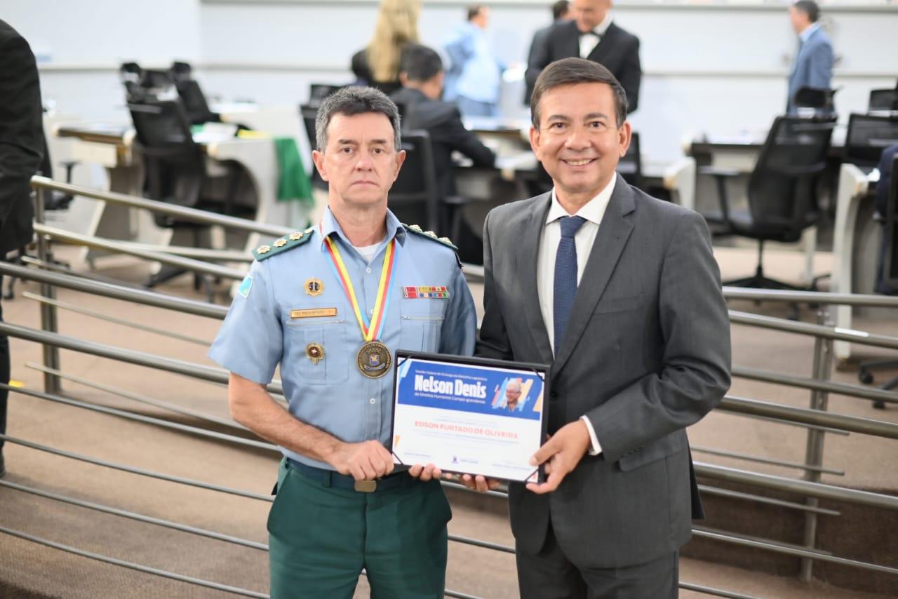 Coronel Villasanti entrega ao Coronel Furtado, Medalha Legislativa “Nelson Denis” de Direitos Humanos Campo-grandense.