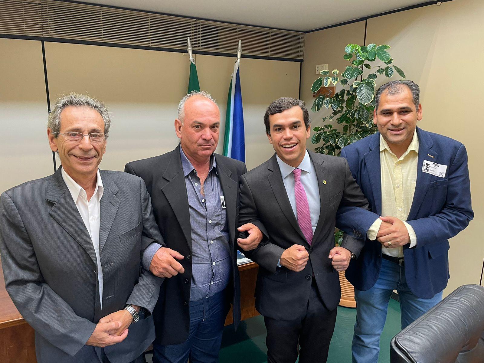 Em Brasília, Betinho visita Beto Pereira em busca de asfalto e apoio a associação que recicla eletrônicos.