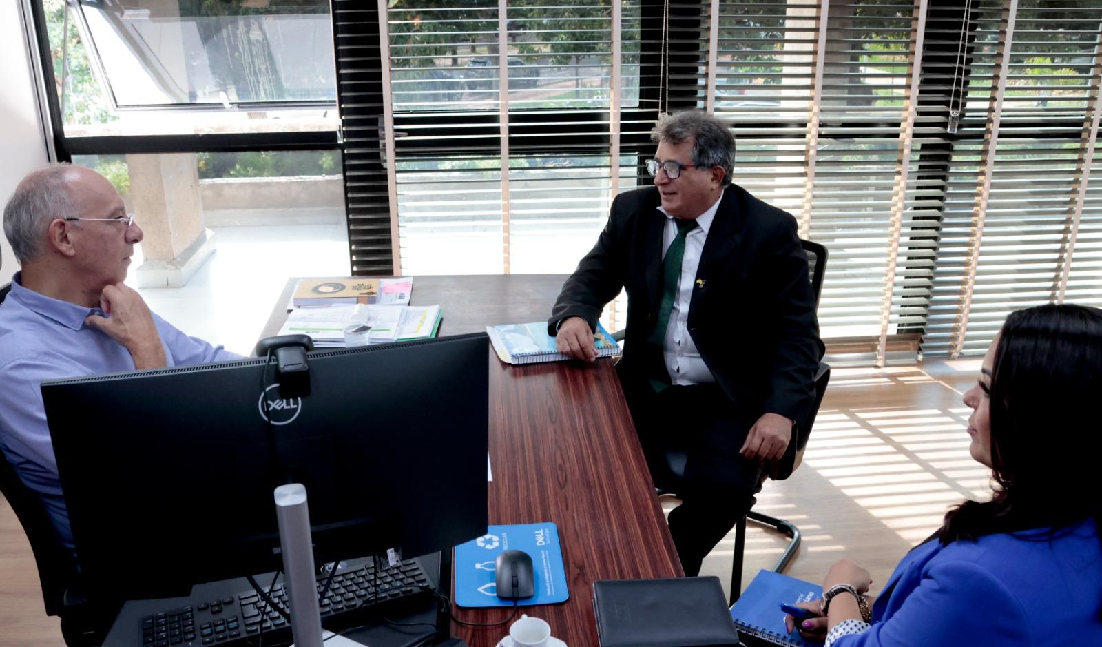 Em busca de melhorias para a Capital, vereador Ademir Santana visita secretário de infraestrutura do Estado.