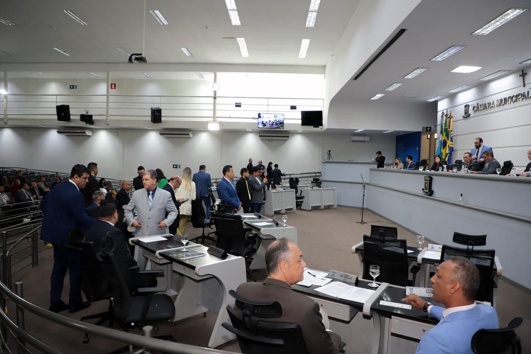 Vereadores analisam 10 vetos e um projeto de lei na sessão de terça-feira.