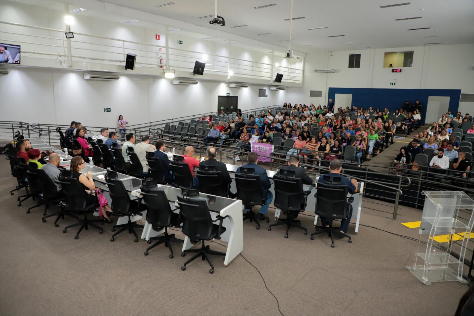 Audiência na Câmara discute os impactos da insegurança nas escolas para os profissionais de educação.