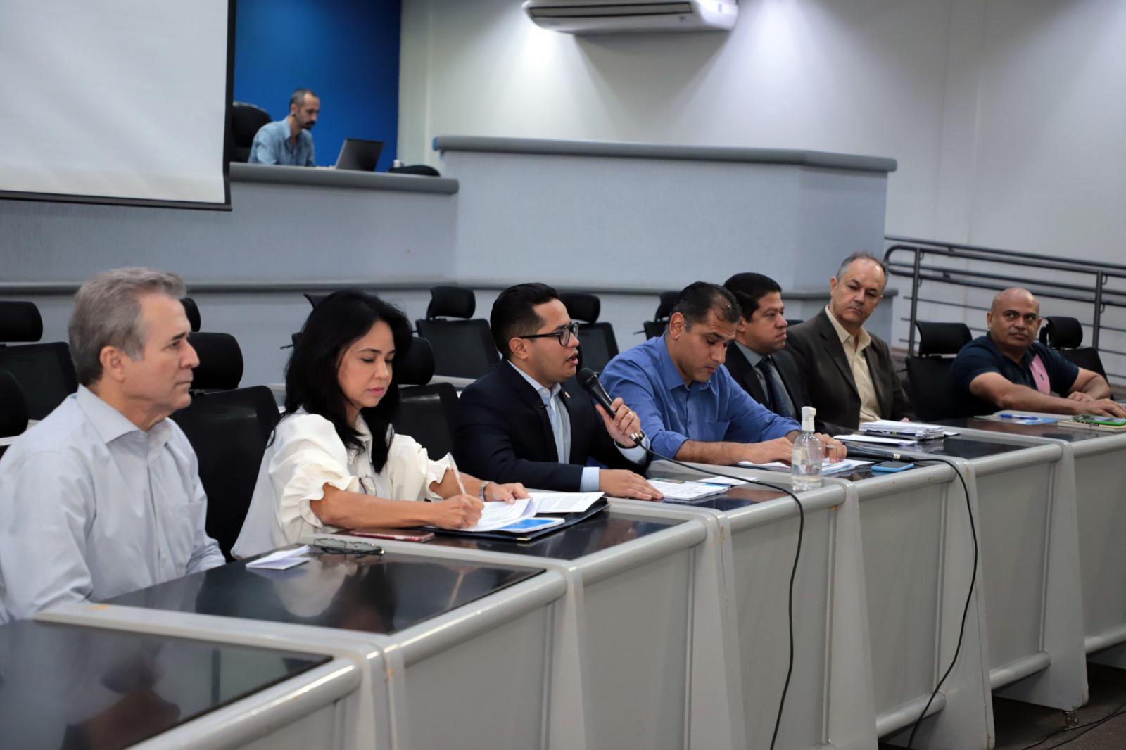 Câmara reúne Executivo e representantes de classe para discutir projeto da LDO 2024.