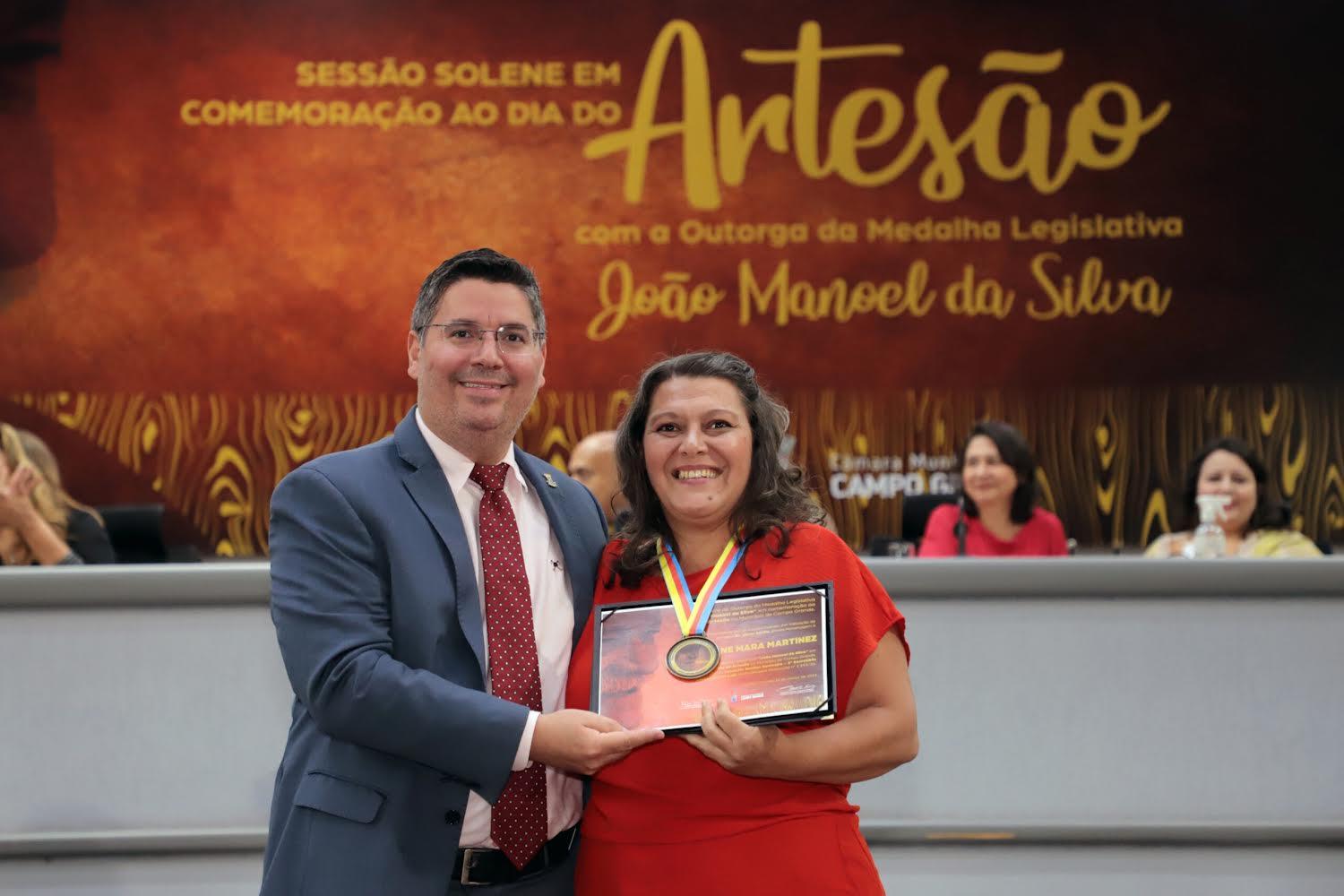 Dr. Victor Rocha faz homenagem a artesã Jane Mara Martinez.