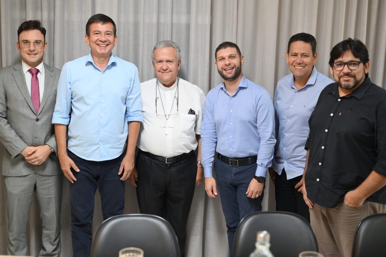 Frente Parlamentar Cristã em Defesa da Família debate com secretário de Educação a inclusão de Ensino Religioso nas escolas da Capital.